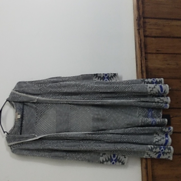 Ladies blue and gray indigenous theme cover-up. - Picture 4 of 6